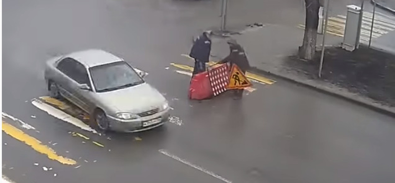 Egy terelőjelzés reménytelen élete egy percben – videó