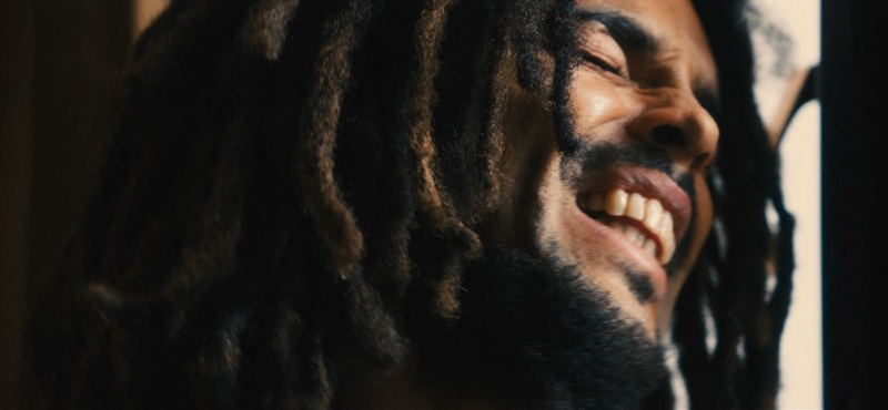 Színes poptörténeti képeskönyv és rohadt nagy kapufa a Bob Marley életrajzi film