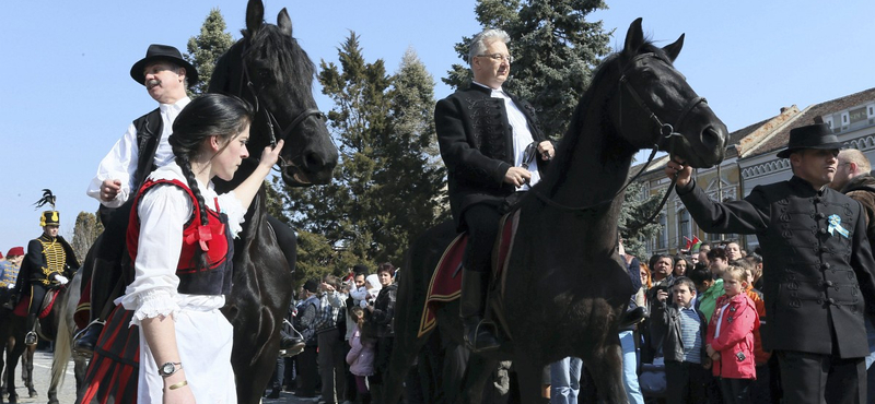 Fotó: Semjén megint lóháton