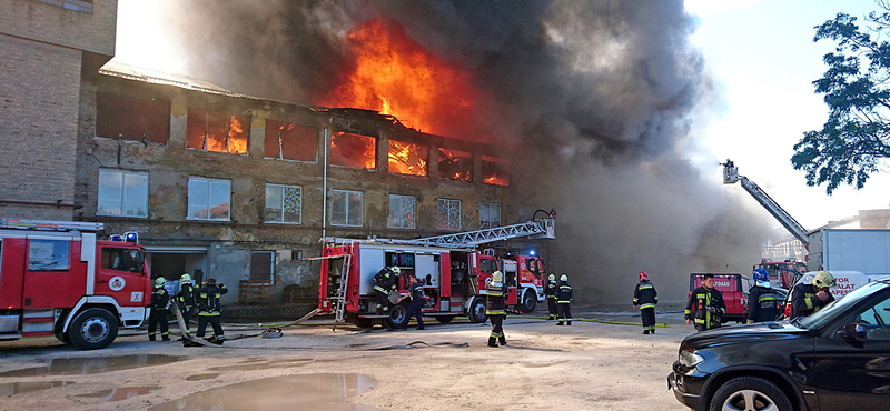 Tizennyolc járművel oltják a pestszentlőrinci raktártüzet - fotó