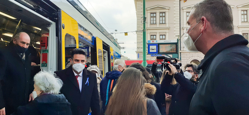 Lázár után pár órával Botka László és Márki-Zay Péter is felavatta a tram-traint