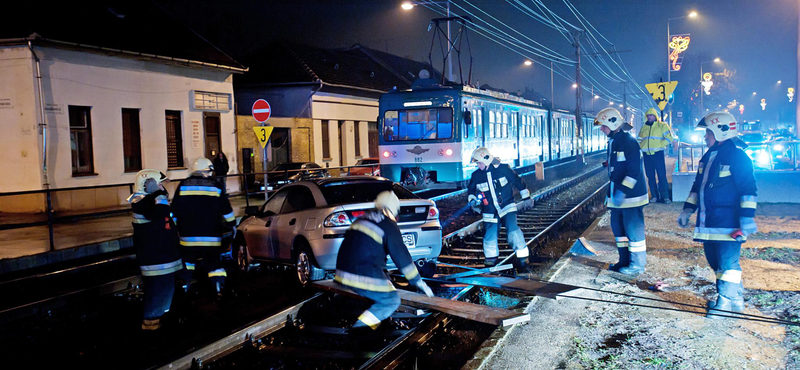 A HÉV-síneken kötött ki egy autó Soroksáron