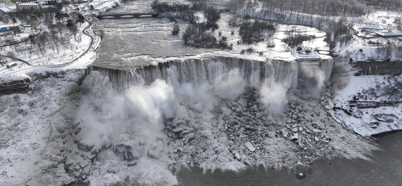 Lélegzetelállító a befagyott Niagara látványa – képek