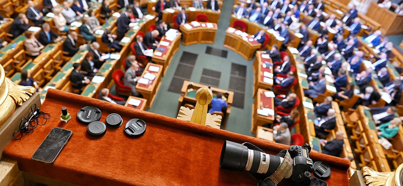 Jogi svédasztalt tálal fel a Fidesz csütörtökön a Parlamentben