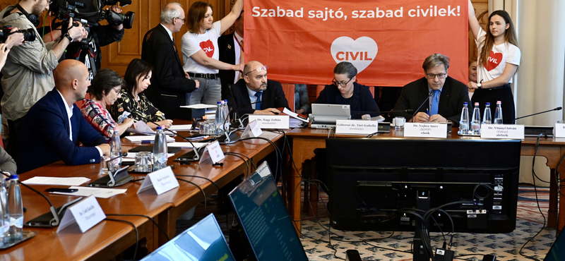 Ócska diktatúra vagy szuverén jogállam – civilek is akcióztak az ellehetetlenítési törvény bizottsági vitáján