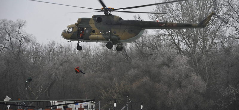 Ilyen volt a filmbe illő helikopteres mentés a tiszacsegei kompnál – fotók