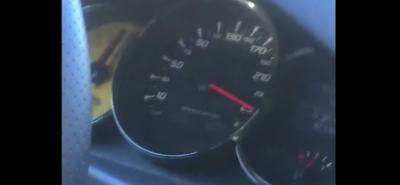 250 km/h-val repesztett a Renault, amikor balról simán megelőzték – videó