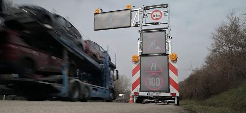Még jobban látható figyelmeztető táblákat vet be a Magyar Közút a dolgozói biztonságáért