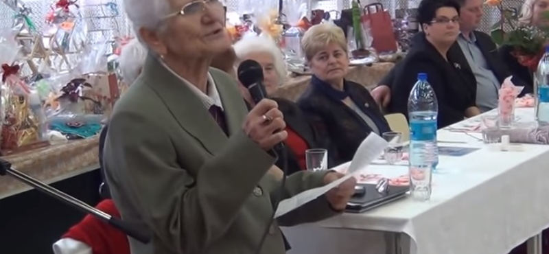Rozi néni most egy nyugdíjasklubban dalolta el, mennyire szereti Orbán Viktort