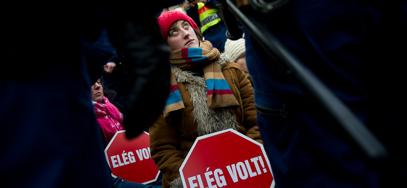 Lendvai Ildikót és más MSZP-seket is elvittek a rendőrök