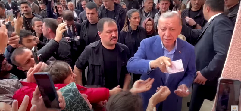 Erdogan szavazóhely előtt osztogatott készpénzt - videó