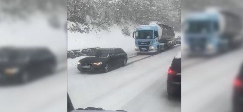 Audival húzták a tartálykocsit a havas emelkedőn – videó