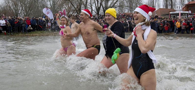 Sokan csobbantak újév napján a Balatonban