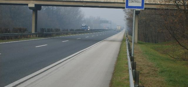 Baleset történt az M1-esen, egy sávon halad a forgalom