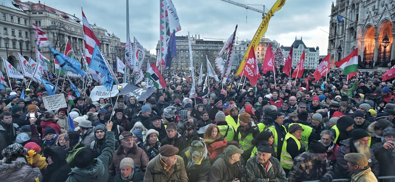 Túlóratörvény: tíznél is több európai városban tüntetnek szombaton