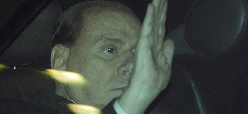 Berlusconi depressziós, a szeretője pedig az ő gyermekét várja