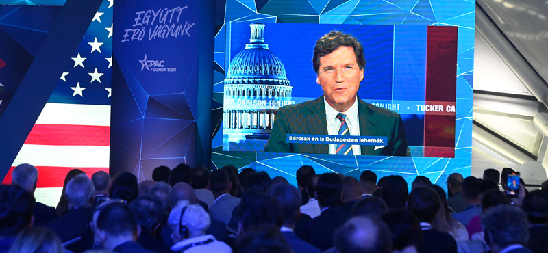 Tucker Carlson a CPAC számára korábban felvett videóüzenetében még azon viccelődött, hogy ha kirúgják, ő is eljön Budapestre