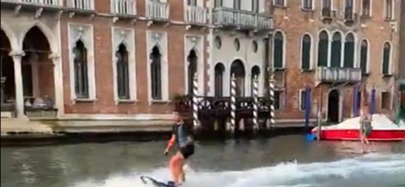 Kitiltottak két turistát Velencéből, amiért a Canal Grande közepén szörföztek