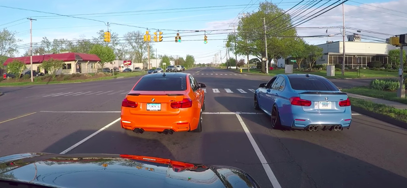 Instant karma: gyorsulási versenyt rendezett két BMW-s, de nem vették észre a mögöttük álló rendőrautót – videó