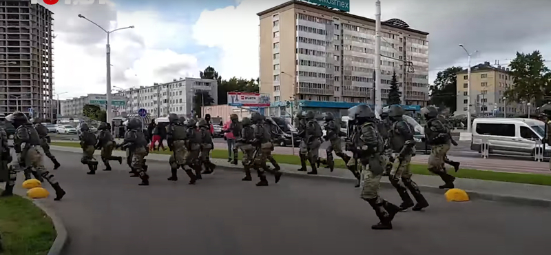 Rohamrendőrök kergetik szét a Lukasenka ellen tüntető tömegeket Fehéroroszországban