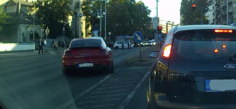 Piroson és gyalogosokon át, forgalommal szemben autózott egy Porsche a Váci úton – videó