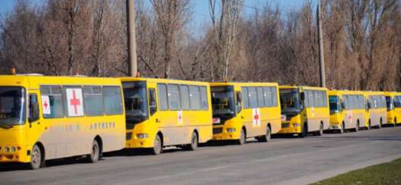 Ukrán főügyészség: tűz alá vettek egy civilekkel teli buszt Harkivnál, heten meghaltak