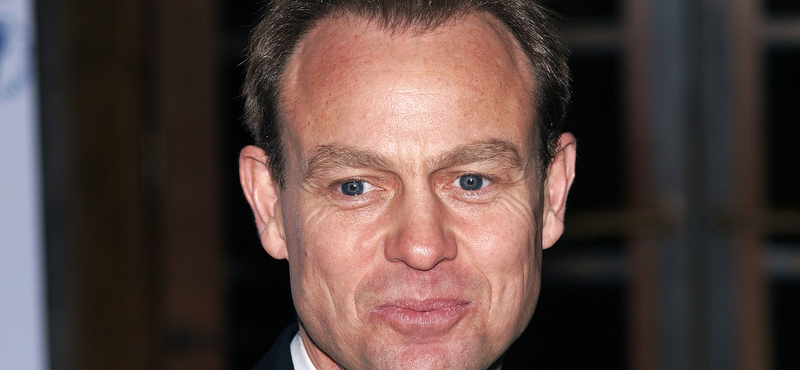 Alsónadrágban oltotta a tüzet Jason Donovan