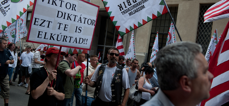 „Semmirekellő embernek tartom önt” - így tüntetett a Jobbik