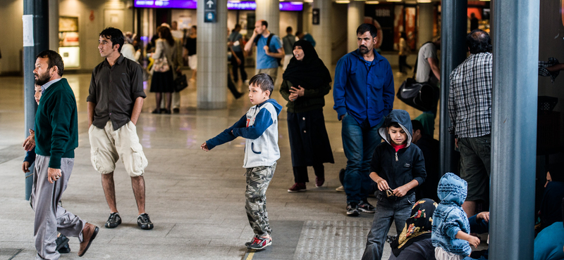 Elindultak a migránsokat a pályaudvarok között szállító ingyenbuszok