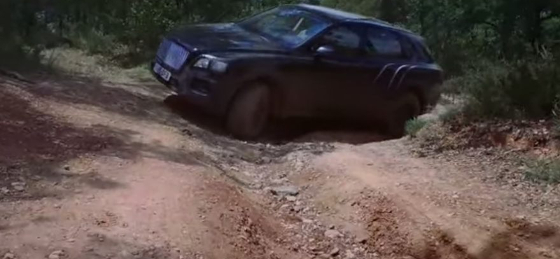 Videó: Így nyúzzák terepen a Bentley Bentaygát