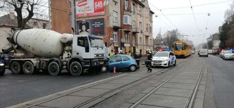 Fotó: betonkeverő és Ford Ka ütközött Zuglóban, nem járnak a villamosok