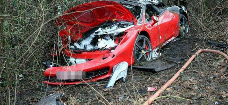 Egy halott a Chevyvel ütköző Ferrari 458 Spiderben - fotó