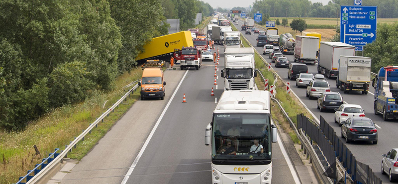 Három balesetben nyolc autó ütközött az M1-esen, torlódásra kell számítani