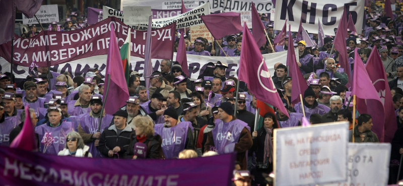 Óriástüntetésen tiltakoztak a bolgárok a megszorítások ellen