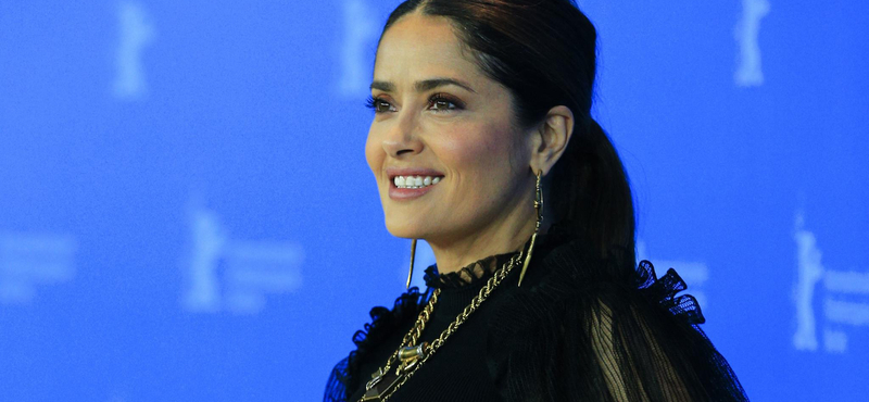 Bikiniben pózol az 59 éves Salma Hayek egy magazin címlapján