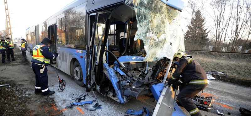 Így néz ki egy busz, ha kukásautóval ütközik (fotók)