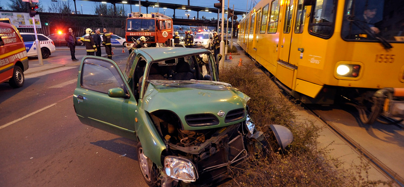 Megérkeztek a fotók a kőbányai tűzoltóautó balesetéről