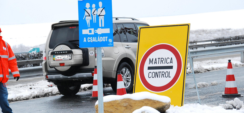 Büntetlenül elhajthat a matricaellenőr mellett