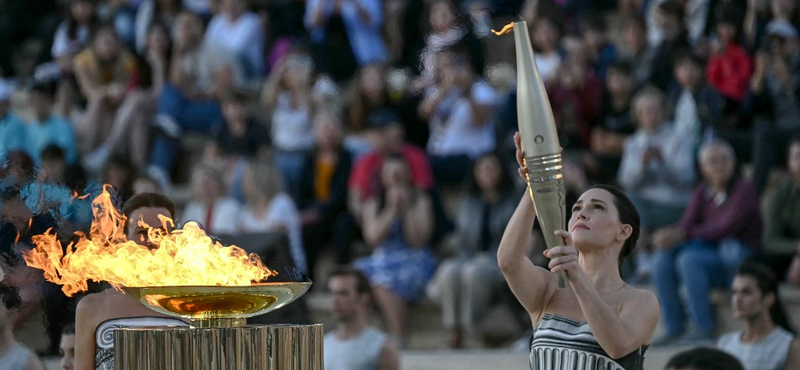 Ünnepélyes keretek között vették át az olimpiai lángot Athénban a franciák