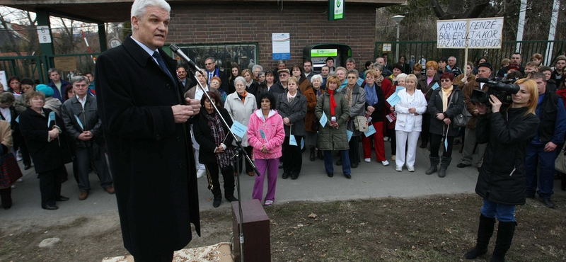 Fotók: százak demonstráltak a szolnoki MÁV Kórház megmaradásáért