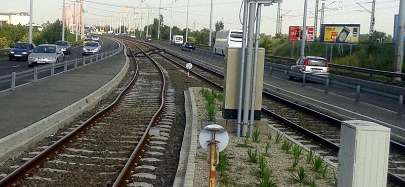 Máris elgörbültek a sínek az 1-es villamos vadonatúj szakaszán – fotó