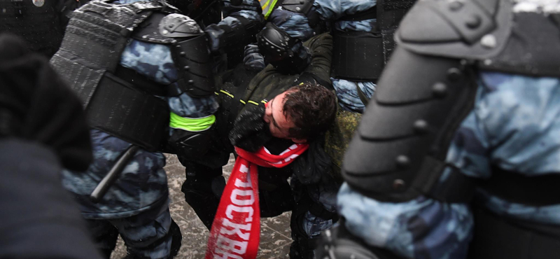 Csak vasárnap 2500 tiltakozót vettek őrizetbe Oroszországban