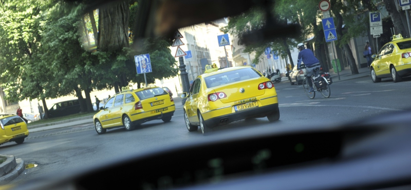 Készüljön rá, hogy óriási késéssel érkezik a taxis