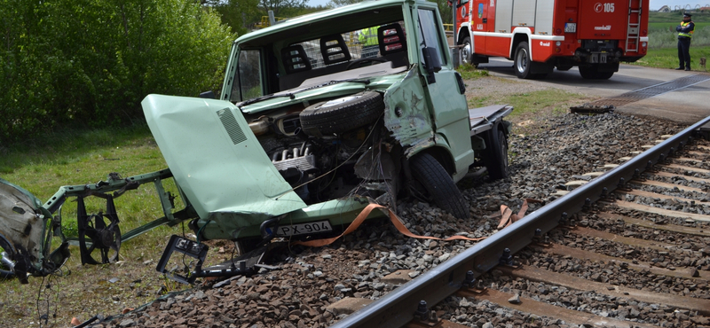 Fotó: Megúszta a vonattal csattanó teherautó sofőrje