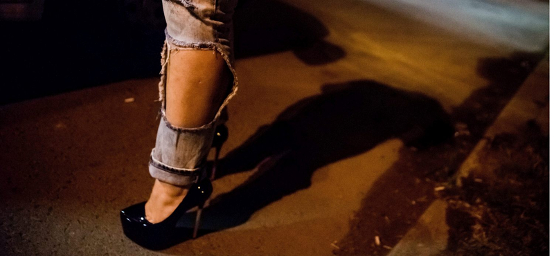 Egy prostituált fogta a kuncsaftja mobilját, és 4 milliót átutalt magának