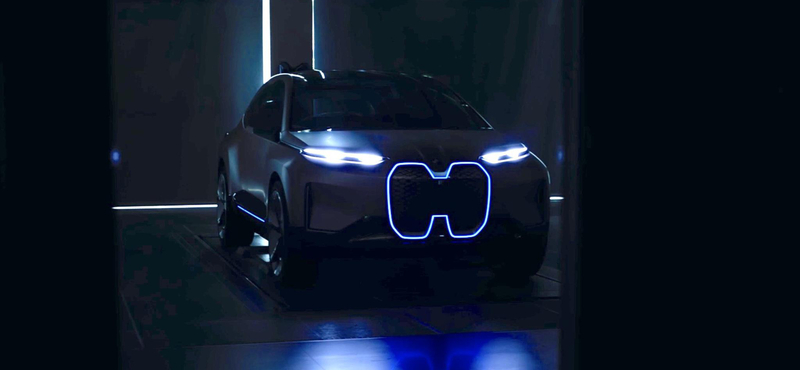 A BMW mutat egy autót 2021-ből – videó