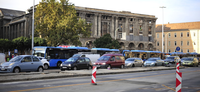 Éjszakánként aszfaltozzák újra a Blaha Lujza téri kereszteződést