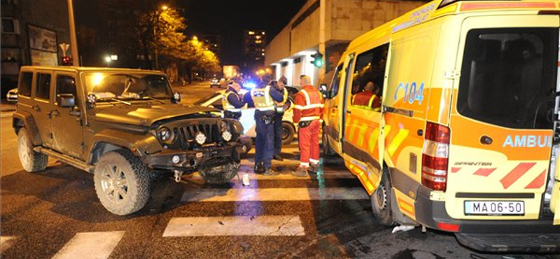 Mentőautó ütközött össze egy terepjáróval Csepelen – fotók