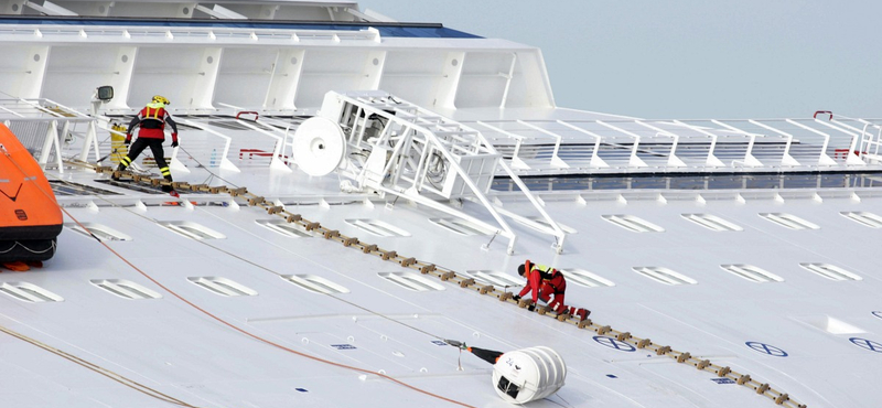 Több mint fél évig tart eltakarítani a Costa Concordia roncsait