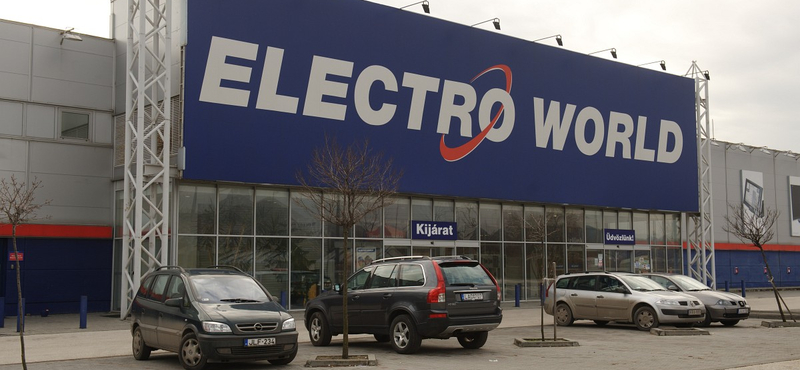 Miért áll a felszámolás? Volt rendőrökkel mutatkozik az Electro World vezetője